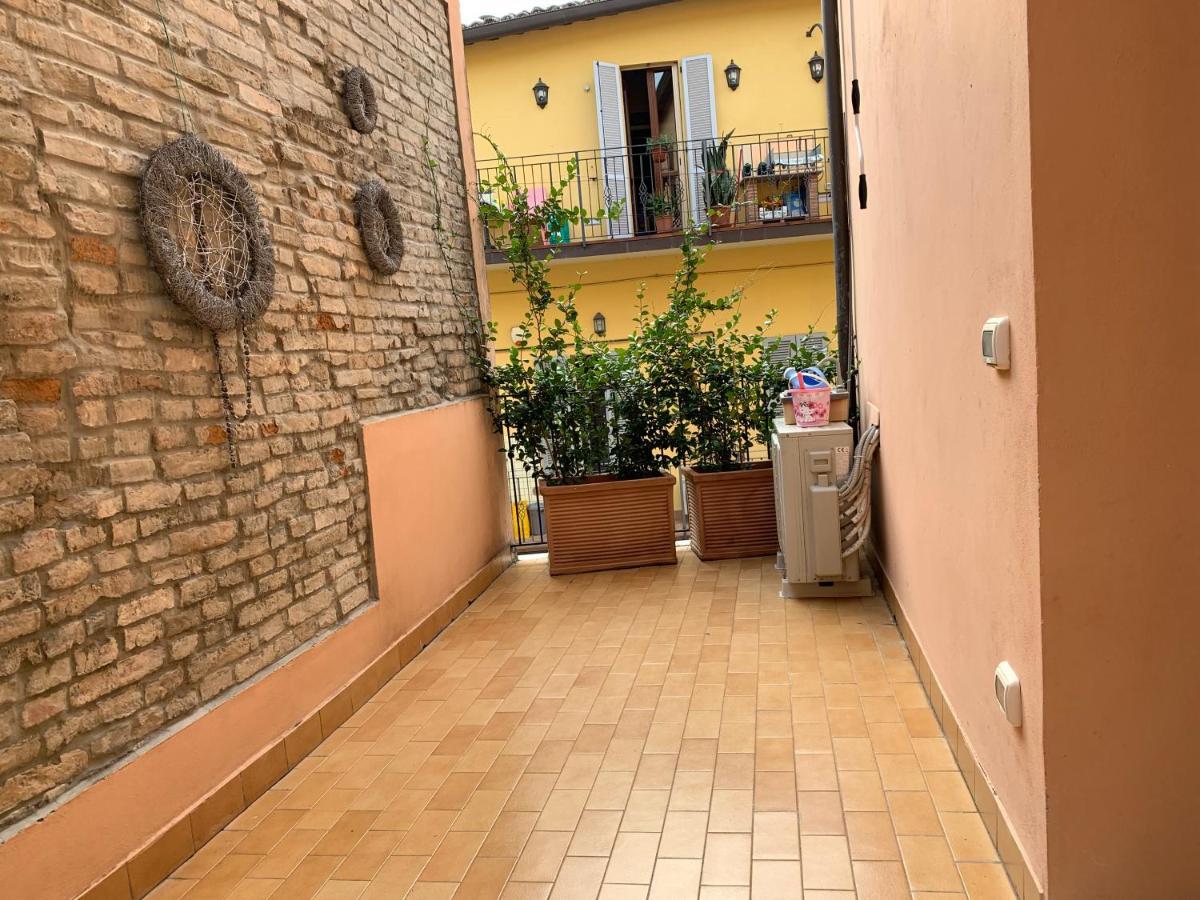 Elegante Appartamento In Centro A Чезена Экстерьер фото